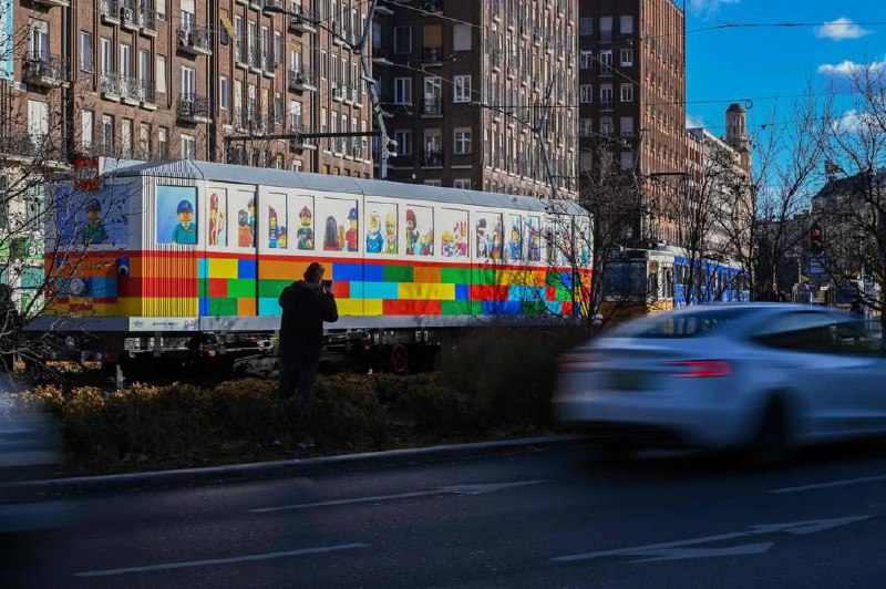 В Будапеште построили полноразмерный лего-трамвай. В нем 1,8 млн деталей, а ушло на это 6,8 тыс. часов. В Будапеште построили полноразмерный лего-трамвай. В нем 1,8 млн деталей, а ушло на это 6,8 тыс. часов.