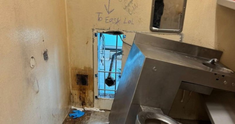 10 заключённых из Нового Орлеана сбежали из тюрьмы через дырку в туалете, подписав ее на прощание: «Слишком просто лол». 10 заключённых из Нового Орлеана сбежали из тюрьмы через дырку в туалете, подписав ее на прощание: «Слишком просто лол».