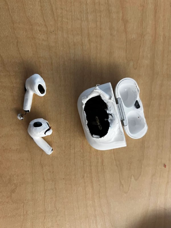 Лол, парень в гостях поставил AirPods на зарядку с единственным но: это не зарядная станция, а грелка для кружек. Лол, парень в гостях поставил AirPods на зарядку с единственным но: это не зарядная станция, а грелка для кружек.