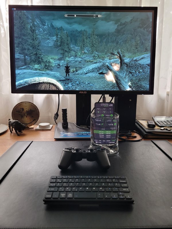 Чувак запустил Skyrim на Samsung S25+ — чтобы охладить адскую машину, смартфон пришлось положить в стакан с холодной водой. Чувак запустил Skyrim на Samsung S25+ — чтобы охладить адскую машину, смартфон пришлось положить в стакан с холодной водой.