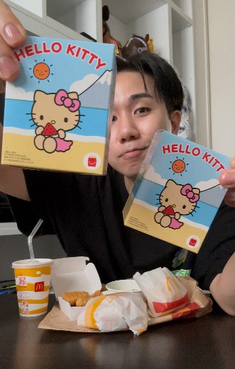 Игрушек в коллабе с Hello Kitty НЕ БУДЕТ: ликеры «Вкусно — и точка» подтвердили грустную инфу. Игрушек в коллабе с Hello Kitty НЕ БУДЕТ: ликеры «Вкусно — и точка» подтвердили грустную инфу.