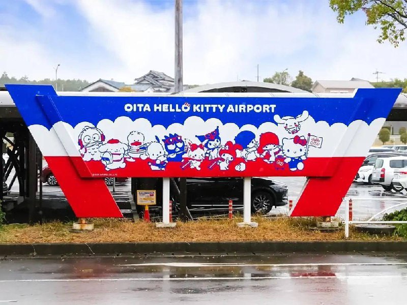 Японский аэропорт Оита официально сменил название на «Hello Kitty» на шесть месяцев. Японский аэропорт Оита официально сменил название на «Hello Kitty» на шесть месяцев.