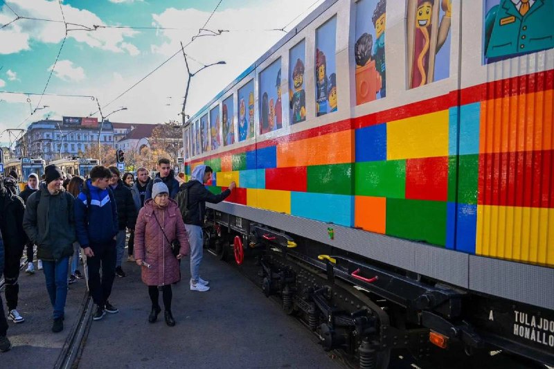 В Будапеште построили полноразмерный лего-трамвай. В нем 1,8 млн деталей, а ушло на это 6,8 тыс. часов. В Будапеште построили полноразмерный лего-трамвай. В нем 1,8 млн деталей, а ушло на это 6,8 тыс. часов.