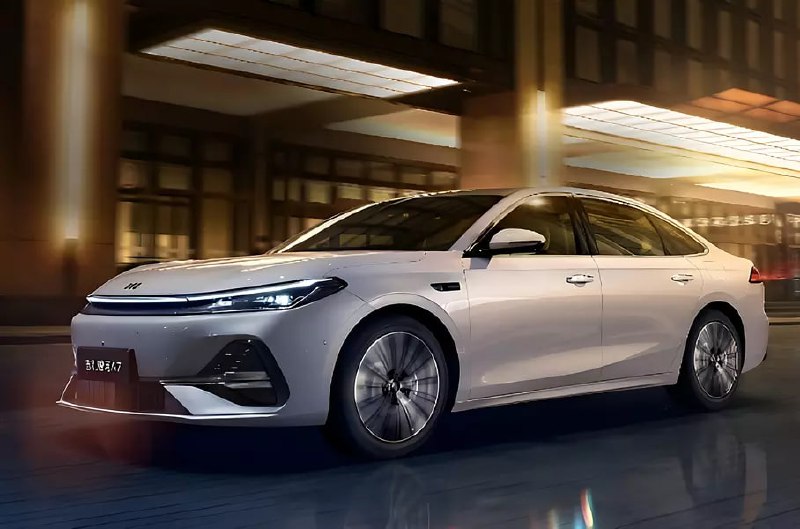 Geely выпустит гибрид с дальностью хода 2100 (!) километров — на нем можно доехать от Москвы до Питера и обратно БЕЗ ПОДЗАРЯДКИ. Geely выпустит гибрид с дальностью хода 2100 (!) километров — на нем можно доехать от Москвы до Питера и обратно БЕЗ ПОДЗАРЯДКИ.
