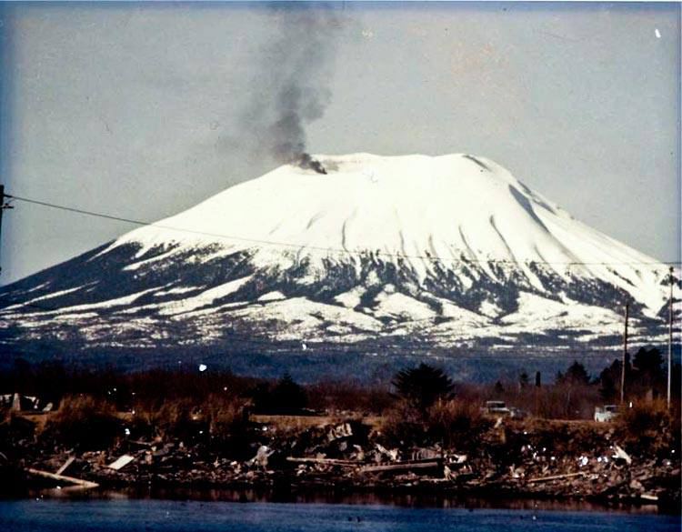 Лучший пранк в истории: 1 апреля 1974-го американец Оливер Бикар поджег 70 покрышек на вершине потухшего вулкана на Аляске и перепугал целый город. Лучший пранк в истории: 1 апреля 1974-го американец Оливер Бикар поджег 70 покрышек на вершине потухшего вулкана на Аляске и перепугал целый город.