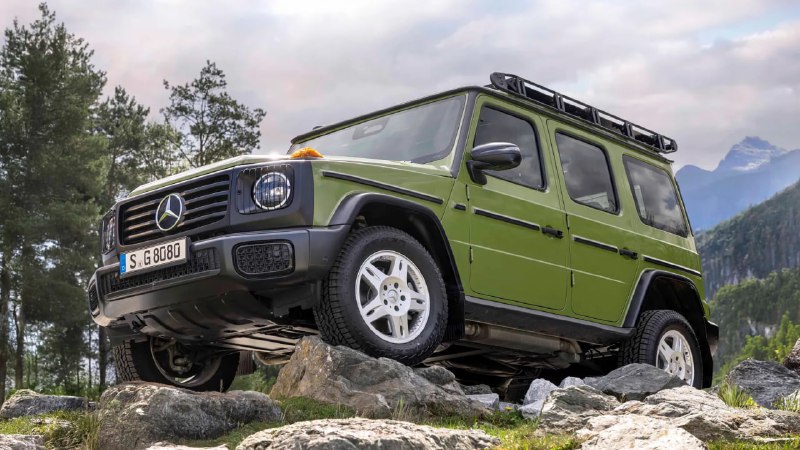 Mercedes выпускает новый «Гелик» в духе олдовых моделей W460 из 80х — фирменный стиль и окрас перенесли на новый G-класс. Mercedes выпускает новый «Гелик» в духе олдовых моделей W460 из 80х — фирменный стиль и окрас перенесли на новый G-класс.