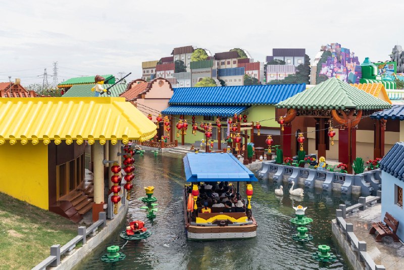 В Шанхае построили крупнейший в мире парк Legoland. На его создание потратили около 43 миллиардов рублей. В Шанхае построили крупнейший в мире парк Legoland. На его создание потратили около 43 миллиардов рублей.