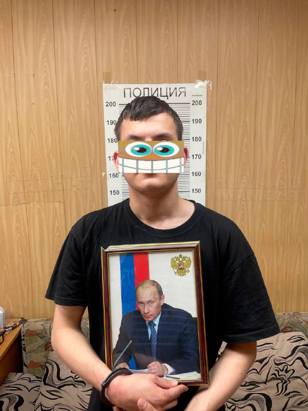 Полицейские заставили курьера денежных средств сделать фото с портретом Путина Полицейские заставили курьера денежных средств сделать фото с портретом Путина