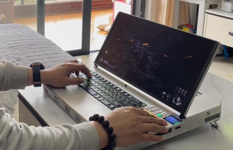 Появился первый в мире ноутбук с десктопной RTX 5090. Девайс весит почти 5 кг, зато помещается в рюкзак. Появился первый в мире ноутбук с десктопной RTX 5090. Девайс весит почти 5 кг, зато помещается в рюкзак.