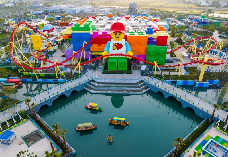 В Шанхае построили крупнейший в мире парк Legoland. На его создание потратили около 43 миллиардов рублей. В Шанхае построили крупнейший в мире парк Legoland. На его создание потратили около 43 миллиардов рублей.