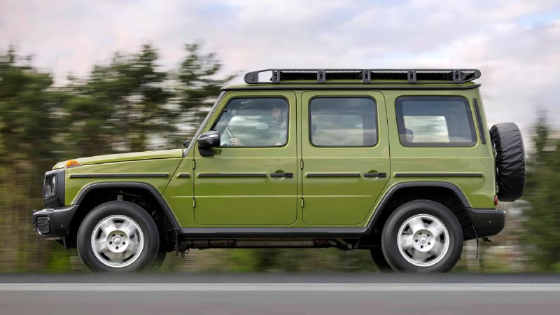 Mercedes выпускает новый «Гелик» в духе олдовых моделей W460 из 80х — фирменный стиль и окрас перенесли на новый G-класс. Mercedes выпускает новый «Гелик» в духе олдовых моделей W460 из 80х — фирменный стиль и окрас перенесли на новый G-класс.