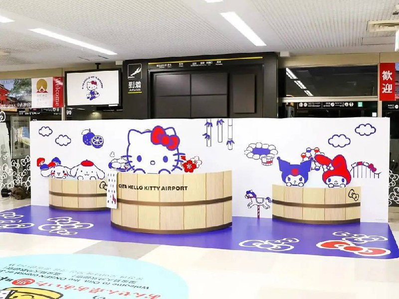Японский аэропорт Оита официально сменил название на «Hello Kitty» на шесть месяцев. Японский аэропорт Оита официально сменил название на «Hello Kitty» на шесть месяцев.