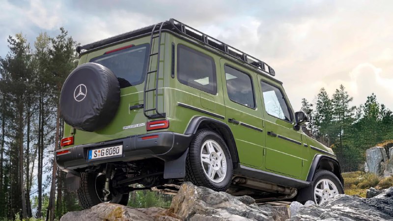 Mercedes выпускает новый «Гелик» в духе олдовых моделей W460 из 80х — фирменный стиль и окрас перенесли на новый G-класс. Mercedes выпускает новый «Гелик» в духе олдовых моделей W460 из 80х — фирменный стиль и окрас перенесли на новый G-класс.