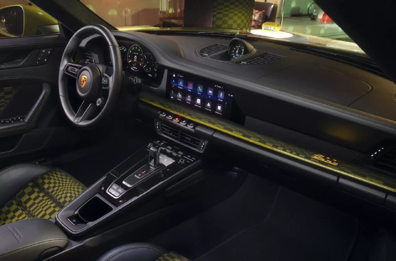 Porsche выкатили новую лимитку 911 Spirit 70 — это не просто спорткар, а дань уважения культовой классике. Porsche выкатили новую лимитку 911 Spirit 70 — это не просто спорткар, а дань уважения культовой классике.