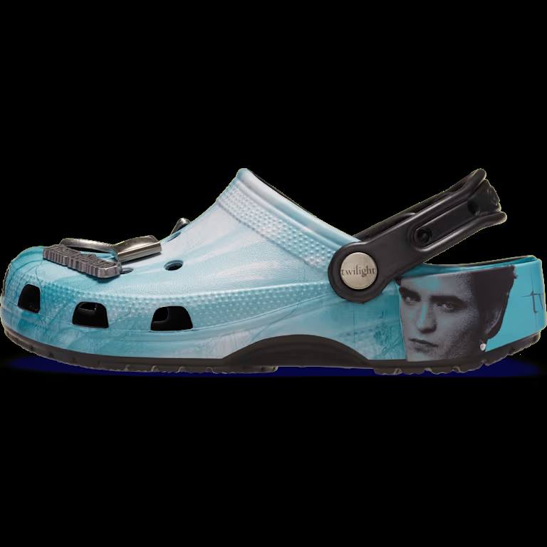 Crocs выпустит сабо по СУМЕРКАМ — коллаб стартует уже 18 ноября. Crocs выпустит сабо по СУМЕРКАМ — коллаб стартует уже 18 ноября.