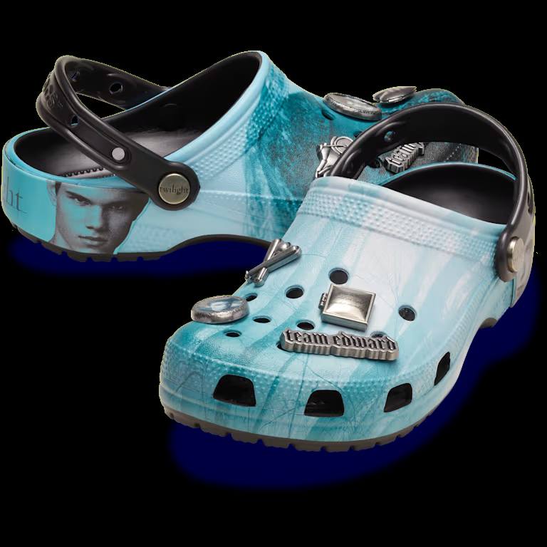 Crocs выпустит сабо по СУМЕРКАМ — коллаб стартует уже 18 ноября. Crocs выпустит сабо по СУМЕРКАМ — коллаб стартует уже 18 ноября.