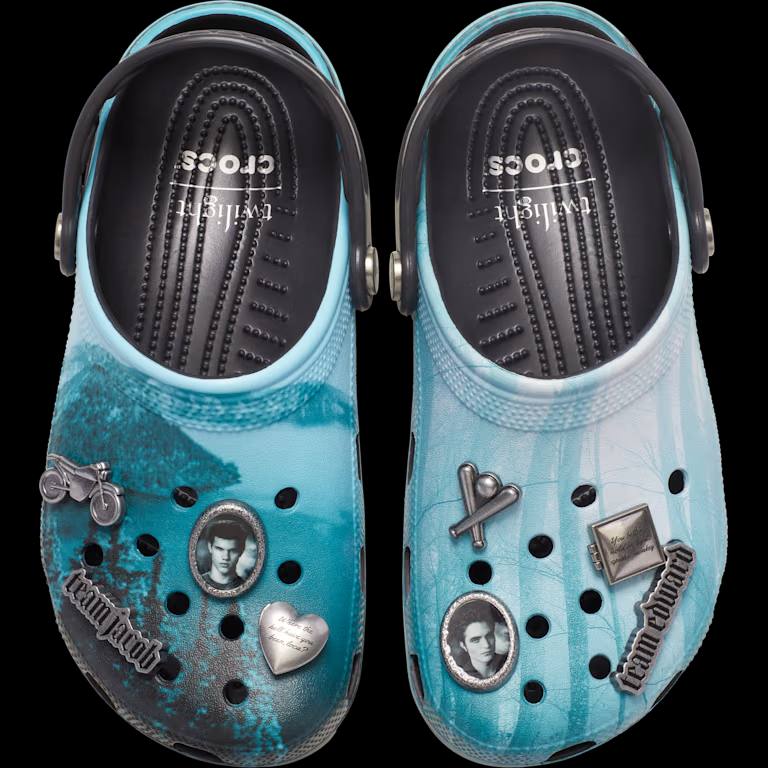 Crocs выпустит сабо по СУМЕРКАМ — коллаб стартует уже 18 ноября. Crocs выпустит сабо по СУМЕРКАМ — коллаб стартует уже 18 ноября.