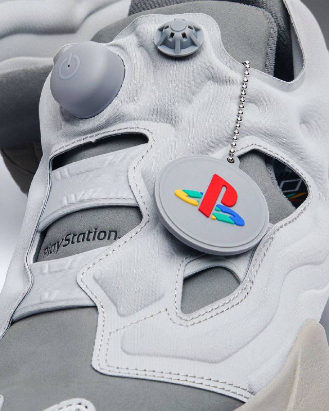 Вау: PlayStation заколлабилась с Reebok и выкатила новые кроссы к 3️⃣0️⃣-летию бренда. Обувь получилась очень стильной — с отсылками к самой первой консоли от PlayStation. Вау: PlayStation заколлабилась с Reebok и выкатила новые кроссы к 3️⃣0️⃣-летию бренда. Обувь получилась очень стильной — с отсылками к самой первой консоли от PlayStation.