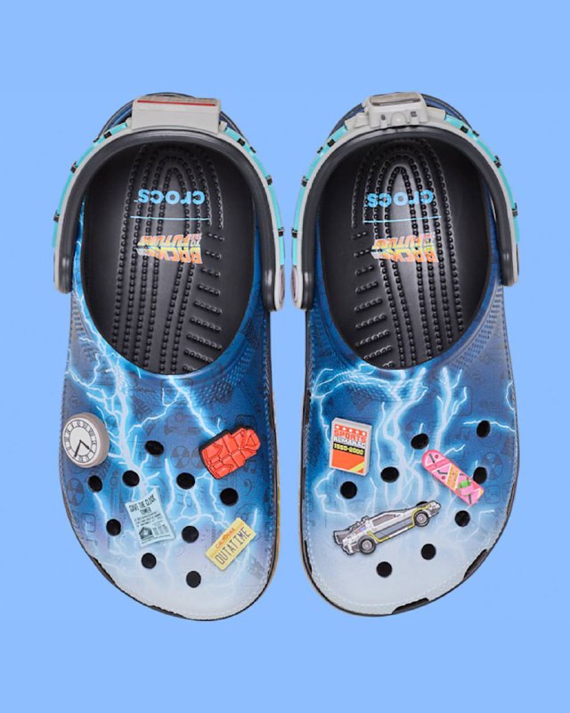 Делориан из «НАЗАД В БУДУЩЕЕ» теперь и на Crocs — 21 октября выходят клоги по легендарной трилогии. Цена — 6300 рублей. Делориан из «НАЗАД В БУДУЩЕЕ» теперь и на Crocs — 21 октября выходят клоги по легендарной трилогии. Цена — 6300 рублей.