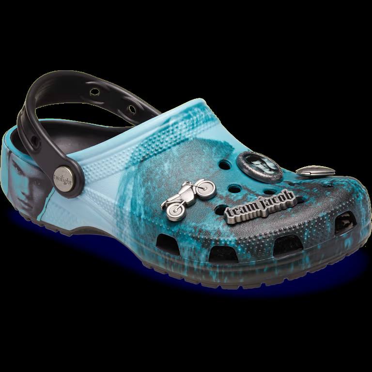 Crocs выпустит сабо по СУМЕРКАМ — коллаб стартует уже 18 ноября. Crocs выпустит сабо по СУМЕРКАМ — коллаб стартует уже 18 ноября.