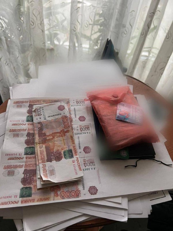 В Питере пожилой мошенник печатал деньги на принтере и расплачивался ими в магазине. В Питере пожилой мошенник печатал деньги на принтере и расплачивался ими в магазине.